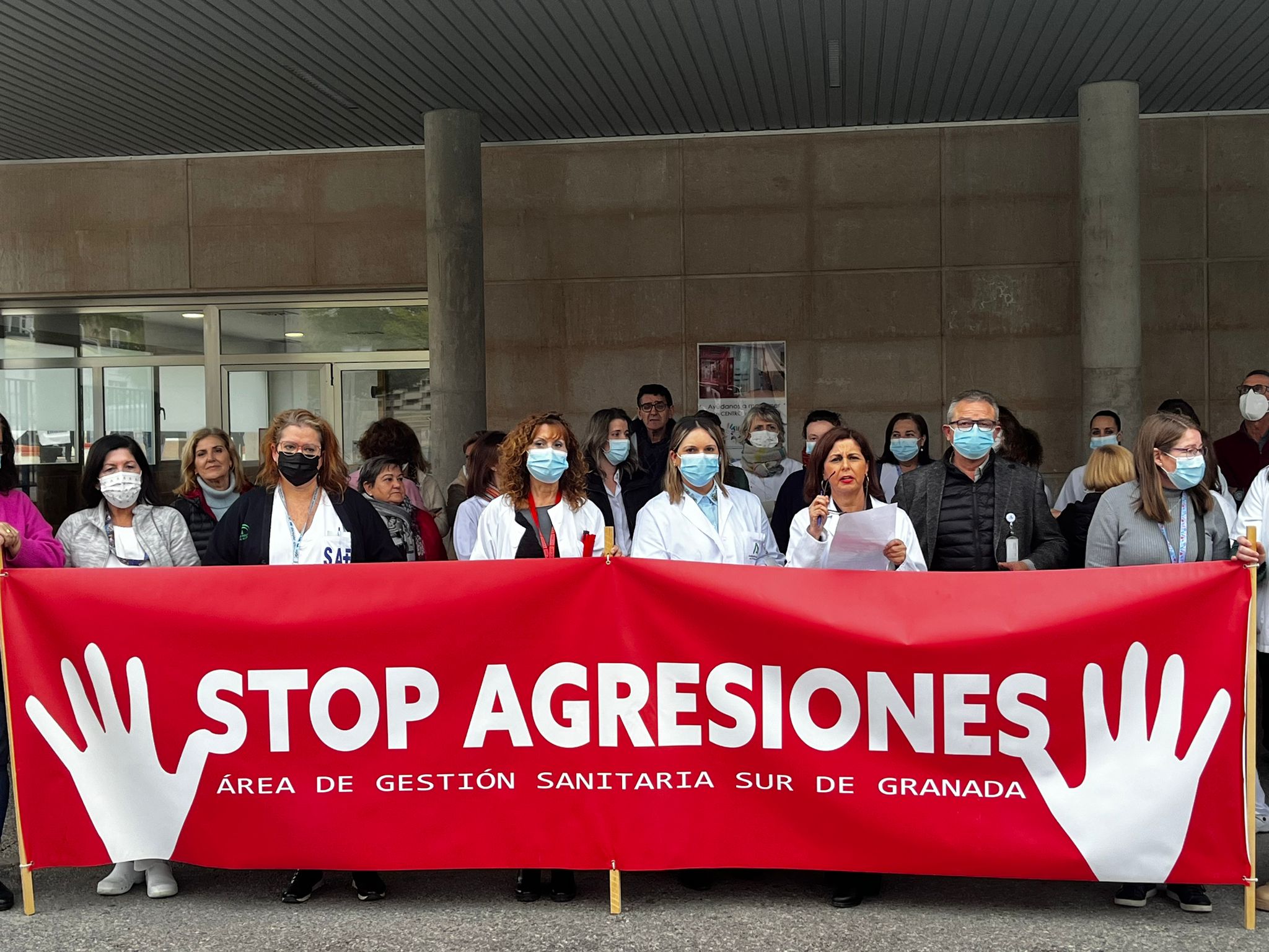 Los profesionales del rea sanitaria sur de Granada se concentran en contra de las ltimas agresiones a profesionales 